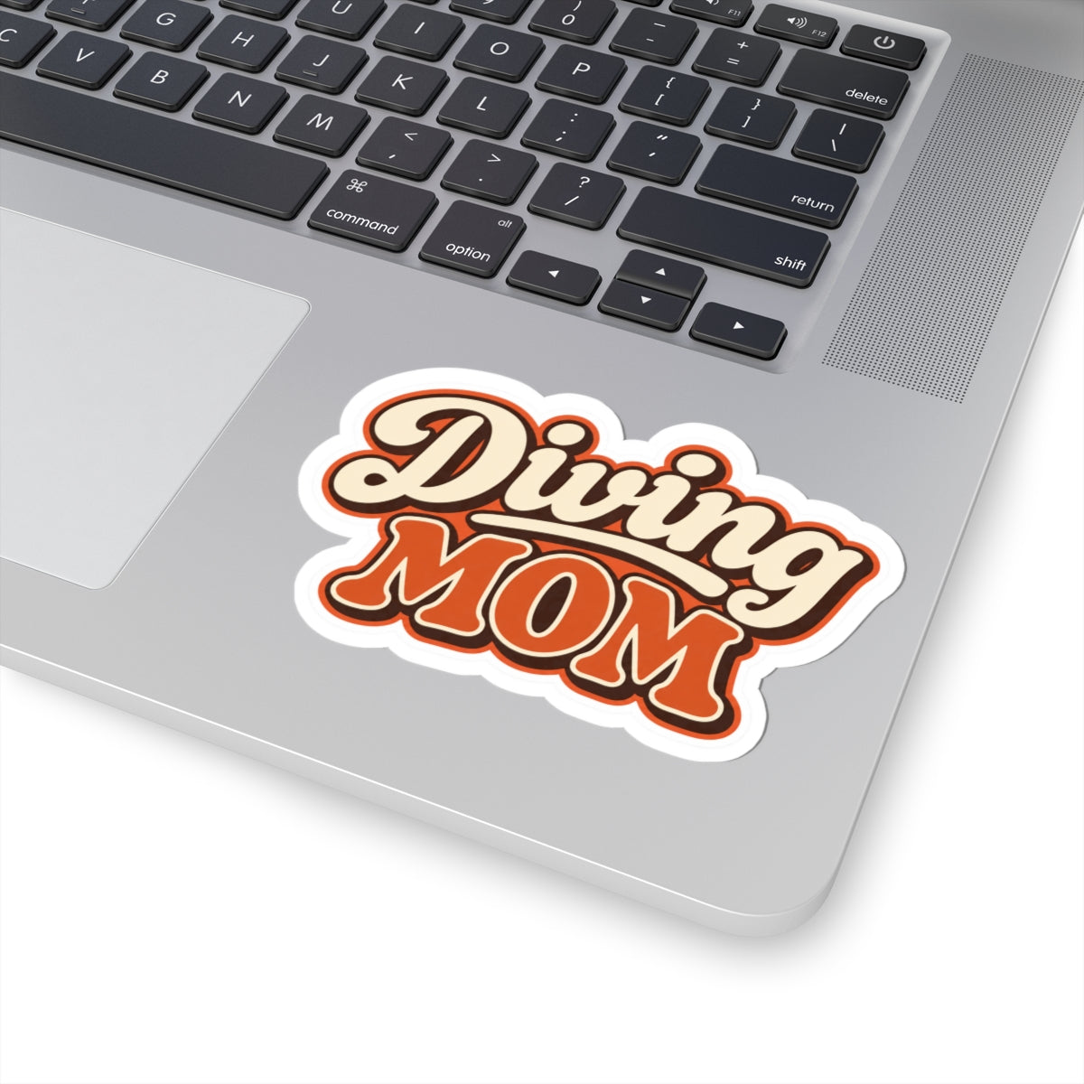 Diving Mom Retro Sticker — Vintage Script Kiss-Cut Decal for Scuba & Dive Moms