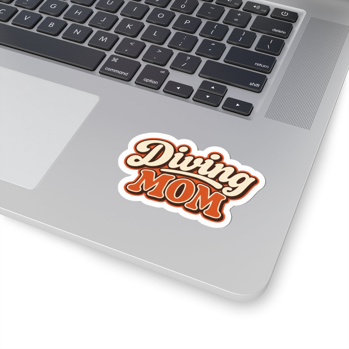 Diving Mom Retro Sticker — Vintage Script Kiss-Cut Decal for Scuba & Dive Moms
